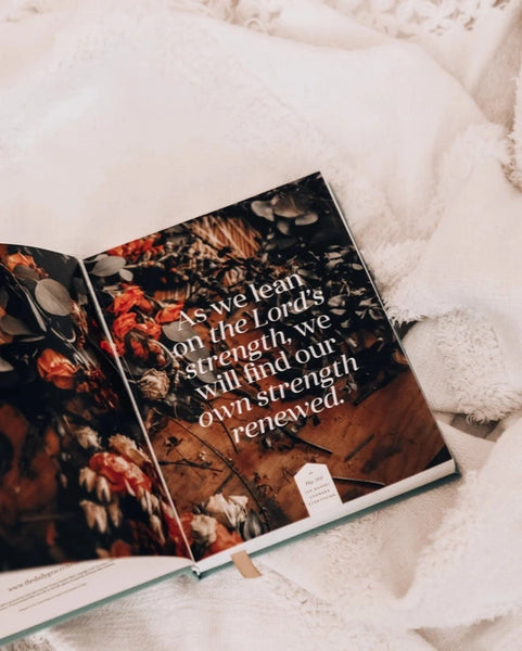 The Gospel Changes Everything (365-Day Devotional)- The Daily Grace Co
